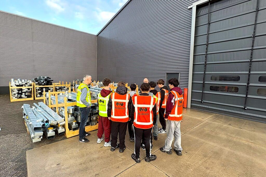 Leerlingen luisteren aandachtig naar de verhalen uit de praktijk