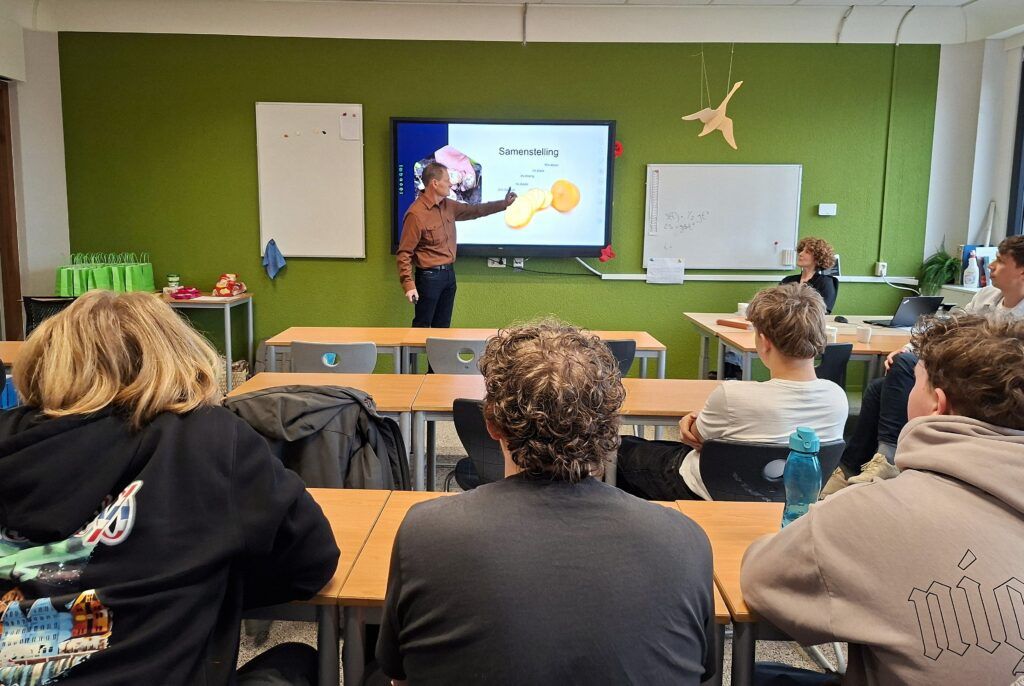 Expert Erik Braam van Avebe neemt Mavo-leerlingen mee in de wereld van aardappelzetmeel