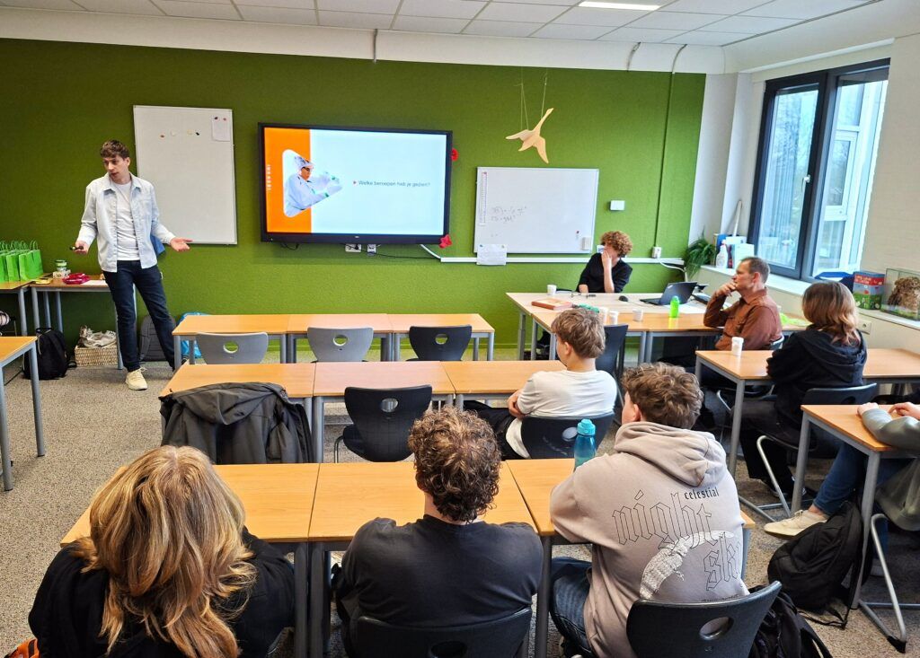 Expert Gerben Meems neemt de leerlingen mee langs verschillende beroepen bij Avebe