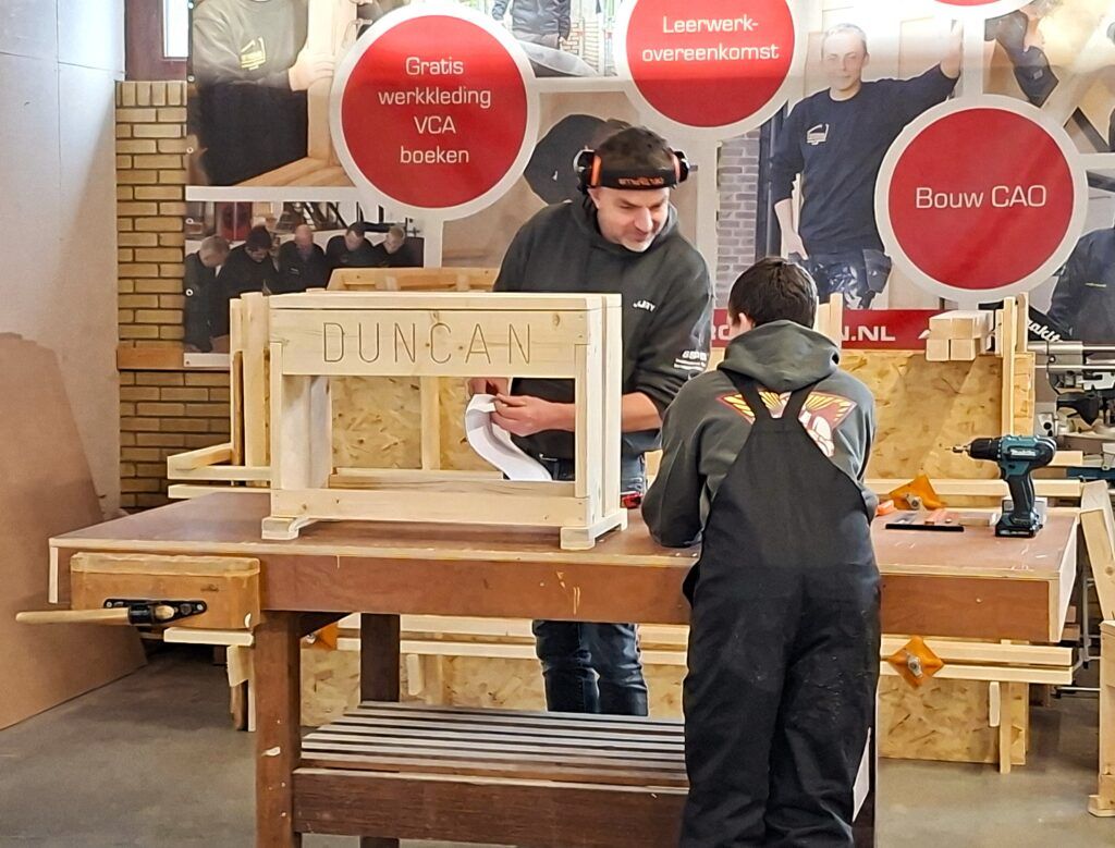 Ducan legt uit wat hij gedaan heeft aan zijn zaagbankje tijdens de praktijkwedstrijd