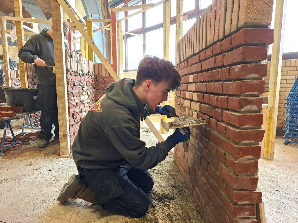 Toine metselt een muur in kruisverband tijdens de SSPB metselwedstrijd