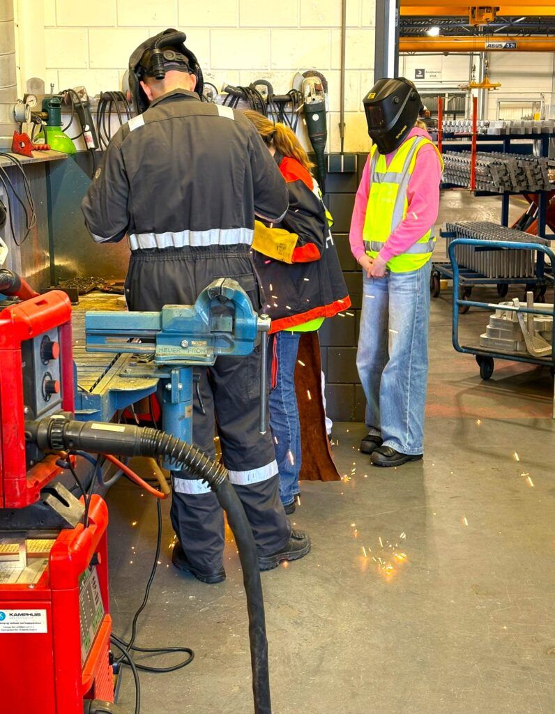 Meiden in de techniek oefenen met lassen bij Norsk Hydro