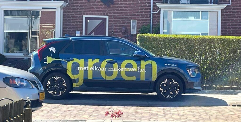 Auto van Acantus met tekst 'Samen maken we het'