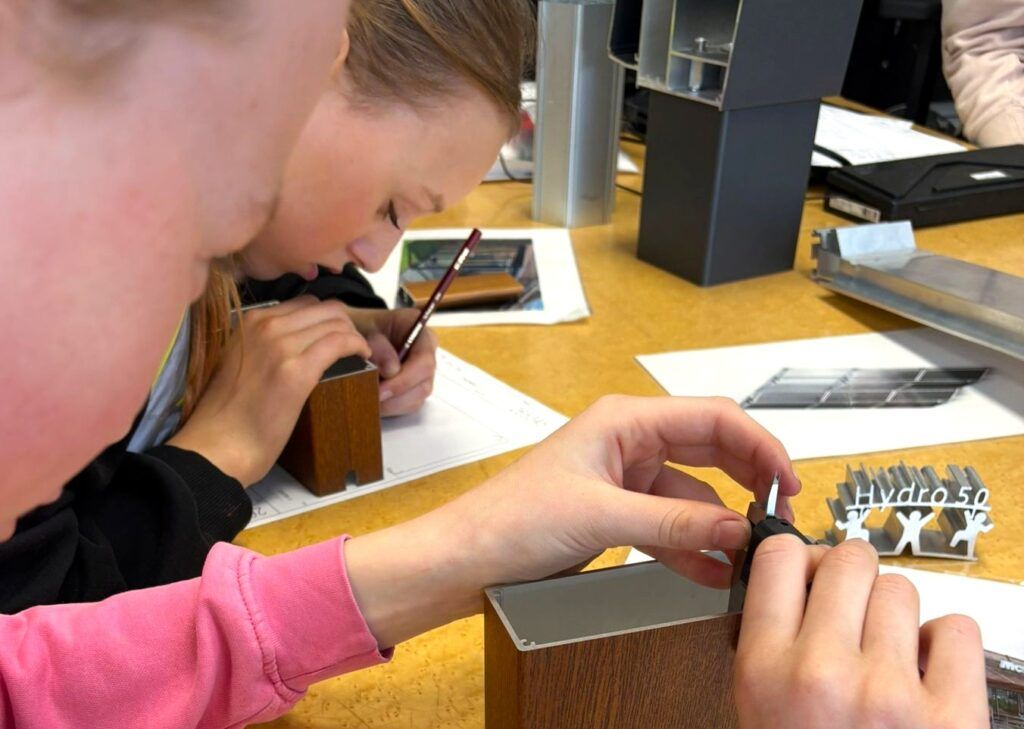 Ingespannen bezig met werkstuk