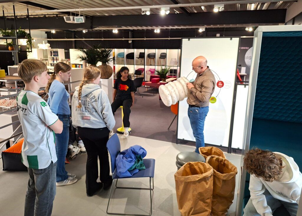 Deze krukjes van restmateriaal kennen we ook bij Winkler Prins
