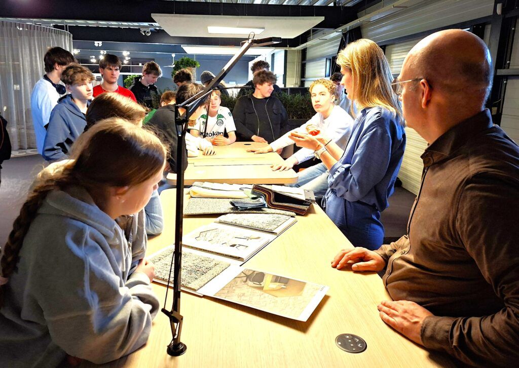 Interieurontwerper toont stoffen en stalen