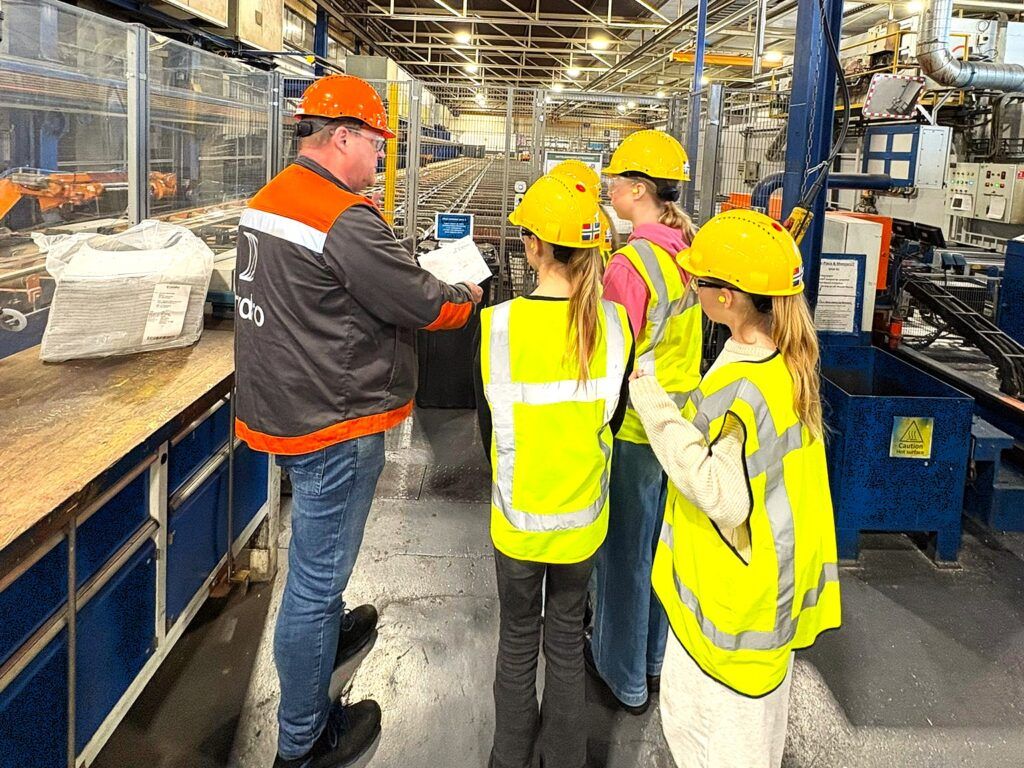 Rondleiding door de fabriek van Norsk Hydro met leerlingen