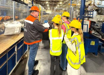 Rondleiding door de fabriek van Norsk Hydro met leerlingen