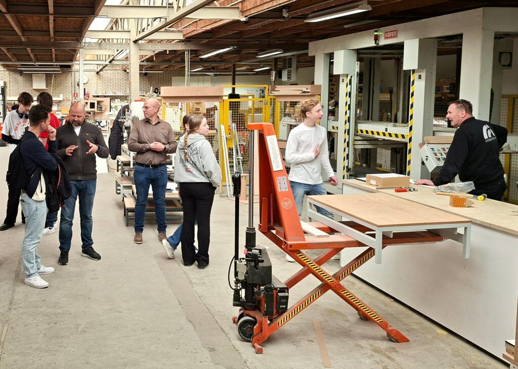 Leerlingen stellen vragen aan medewerkers