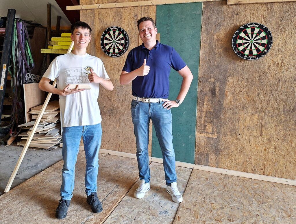 Jeroen Fledderus met de winnaar van de dartwedstrijd 1