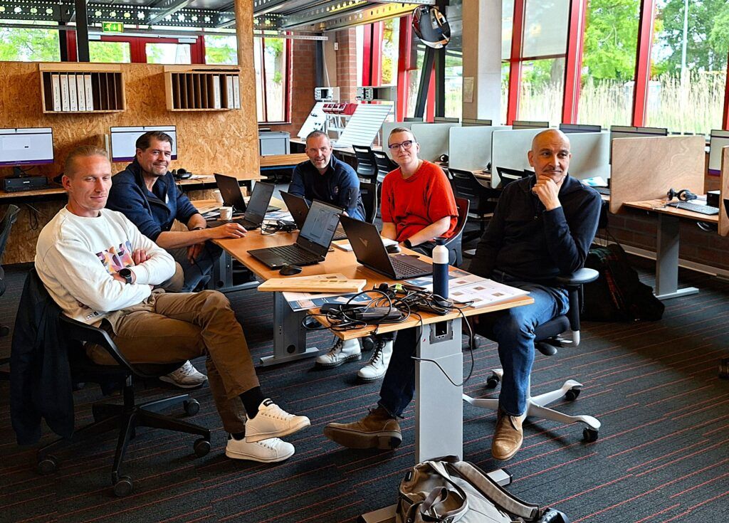 Techniekdocenten bij theorieles lasersnijden en graveren