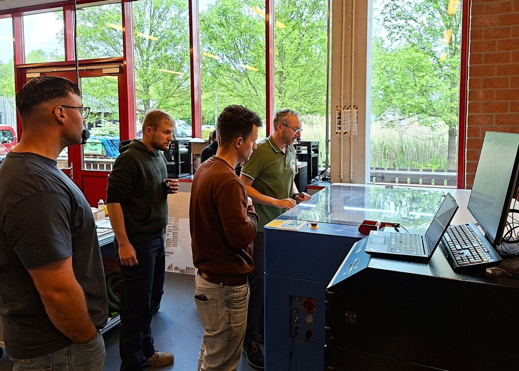 Techniekdocenten bij de BRM lasersnijder