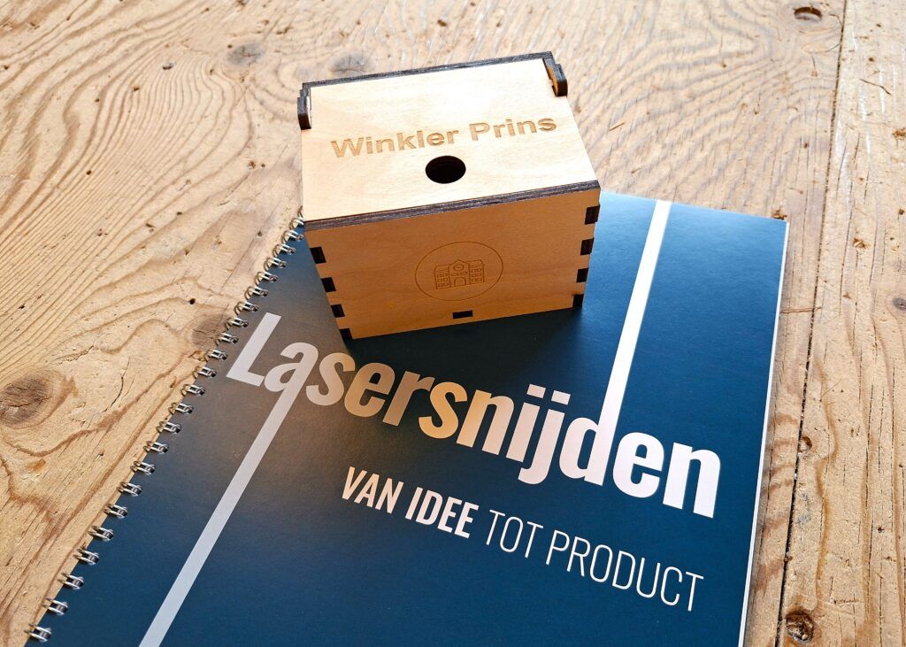 Naslagwerk en gemaakt werkstuk