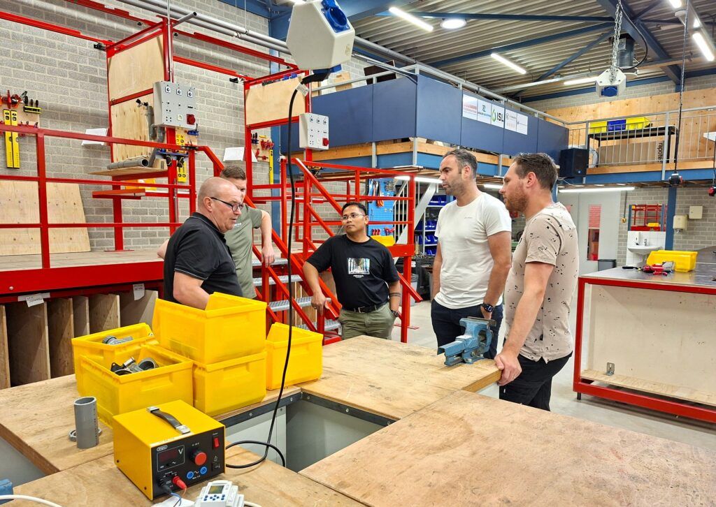 PIT on tour in Bladel deelnemers tijdens rondleiding Pius X College