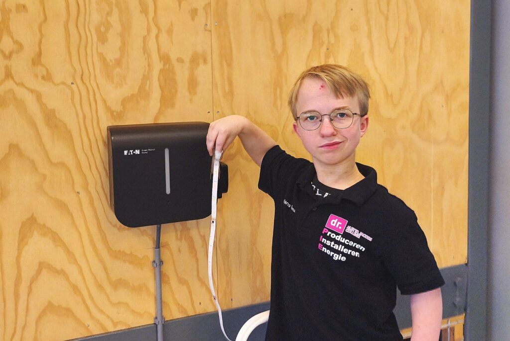 Interactieve ledstrip laadindicatie ontwikkeld door leerling