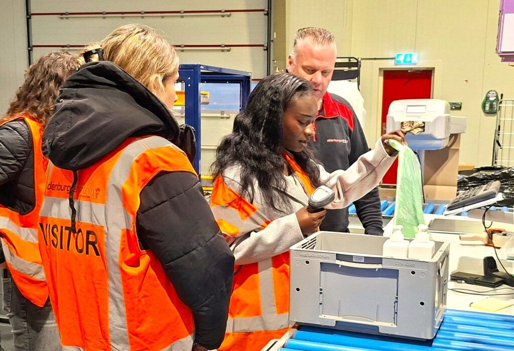 Leerling controleert een bestelling tijdens een praktijkopdracht in het distributiecentrum.