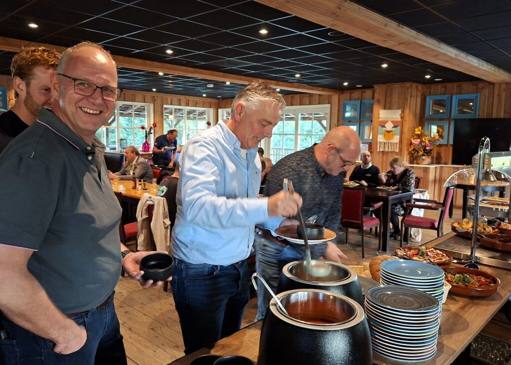 Deelnemers tijdens het afsluitende grillbuffet bij The Ranch.