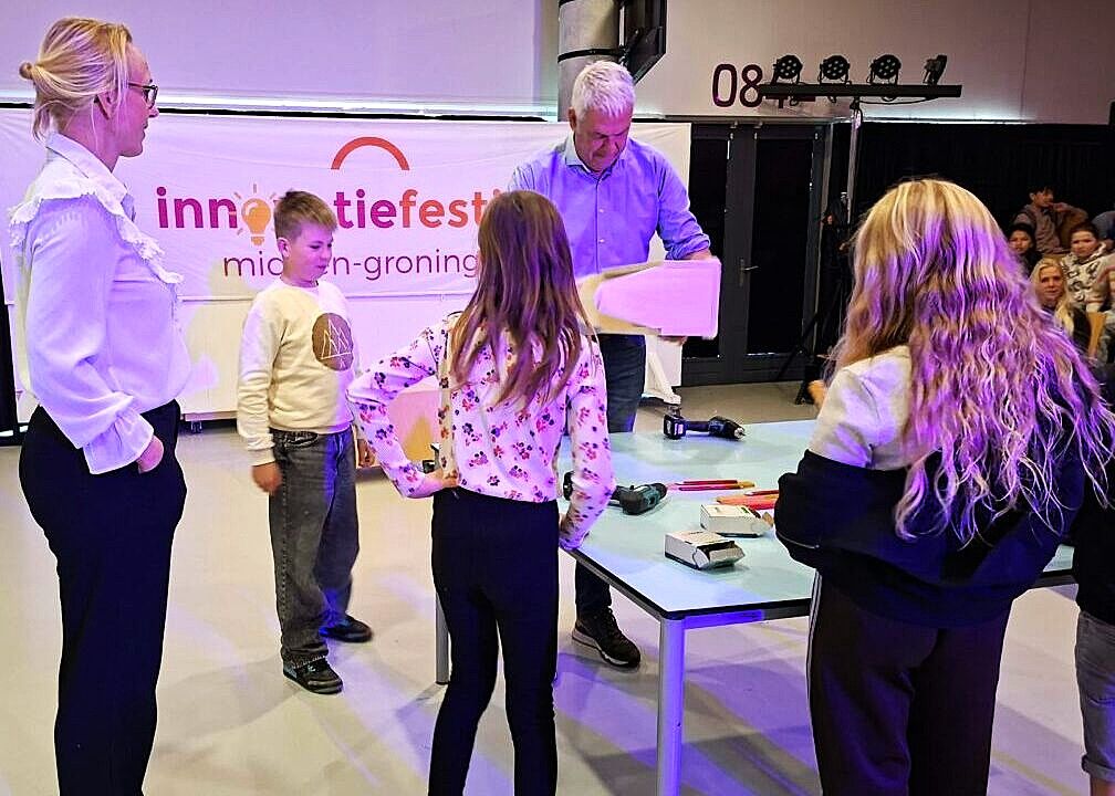Directeuren Eddy Schreijer en Heike Koorenhof bij de prijsuitreiking