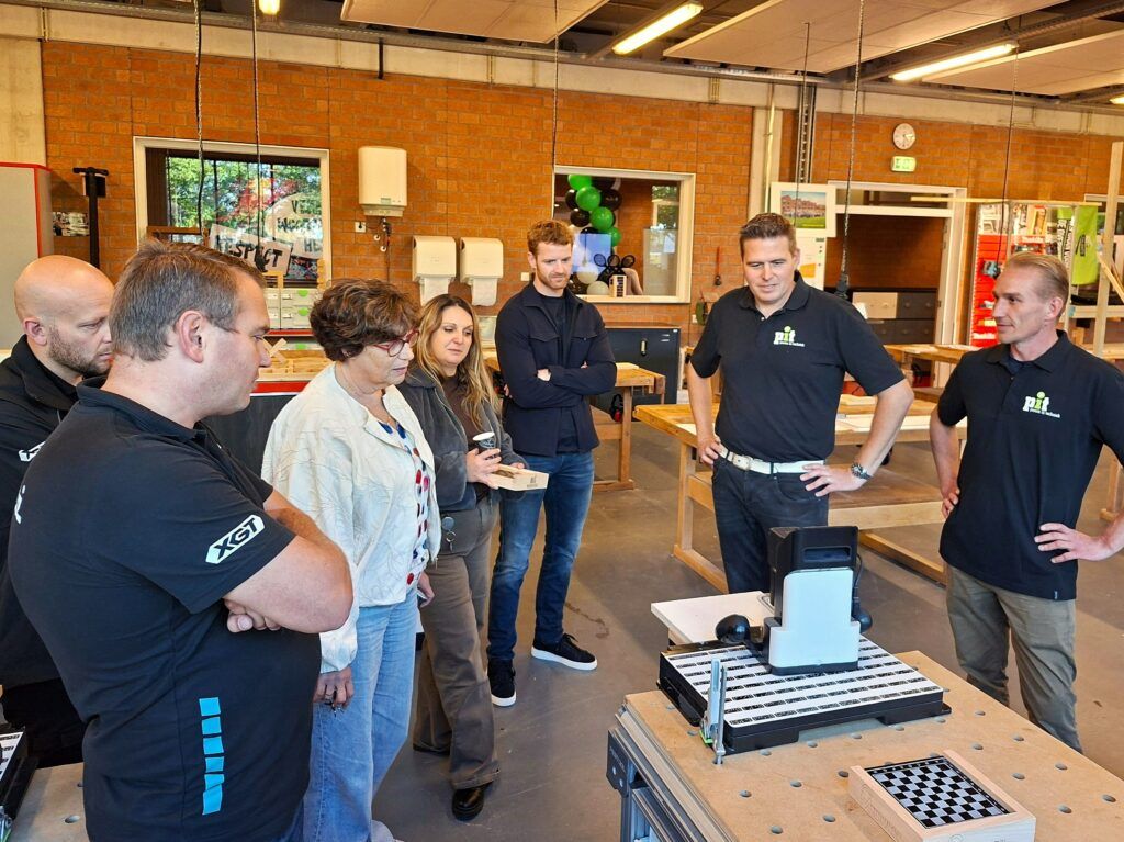 BWI-docent en instructeur demonstreren het werken met een shaper 