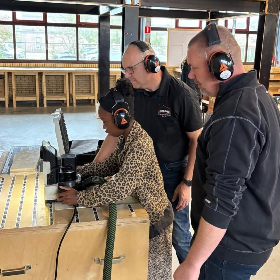 Leerling werkt met een shaper tijdens een praktijkopdracht bij SSPB Praktijkcentrum Bouw.