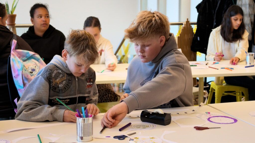 Leerlingen werken tijdens het Innovatiefestival aan een technisch ontwerp.
