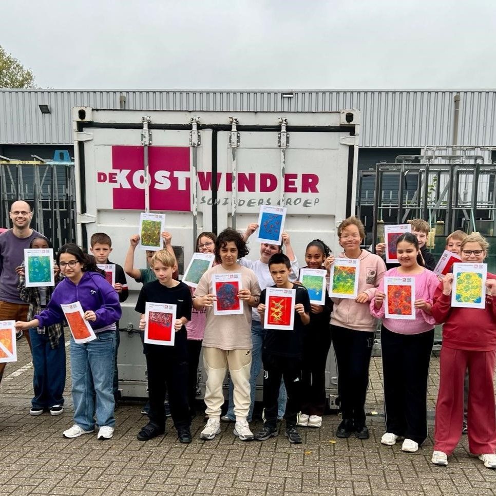 Leerlingen presenteren hun zelfgemaakte werkstuk tijdens het Innovatiefestival.