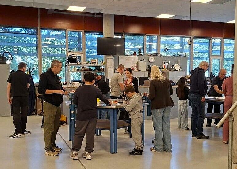 Leerlingen volgen techniekworkshop tijdens Innovatiefestival