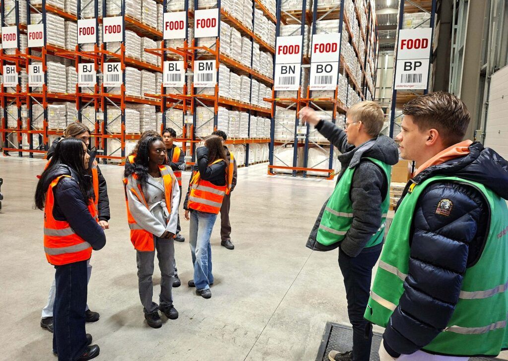 Leerlingen krijgen een rondleiding door het distributiecentrum van Oldenburger|Fritom.