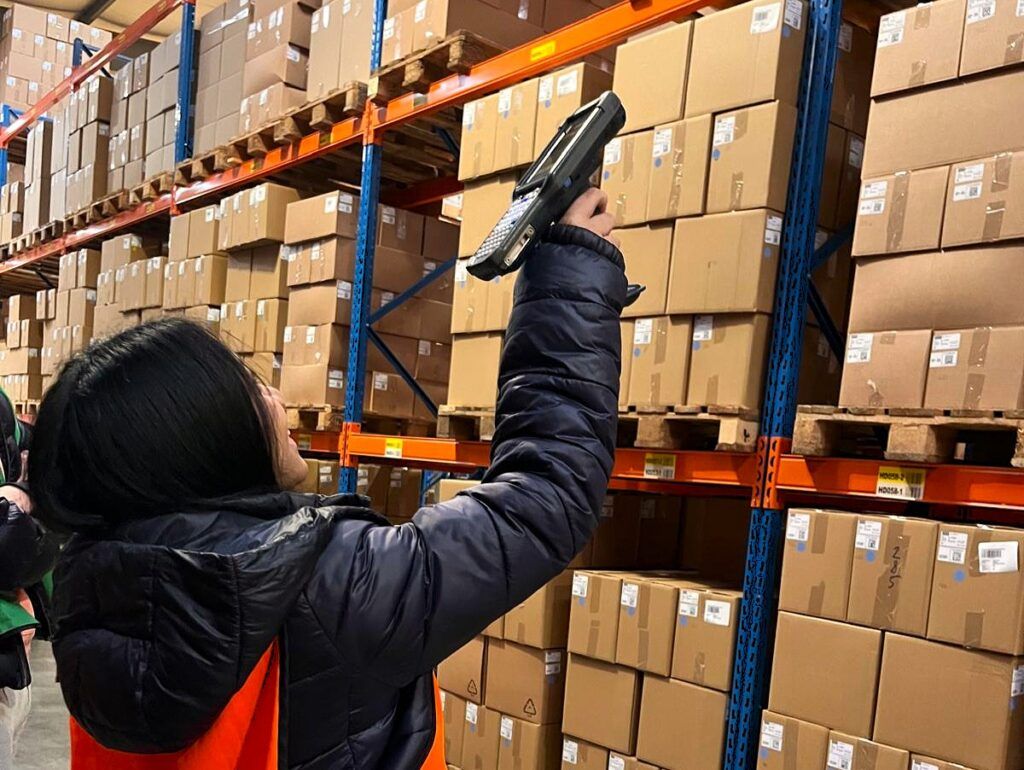 Leerling voert een orderpickopdracht uit tijdens het bezoek aan Oldenburger|Fritom.