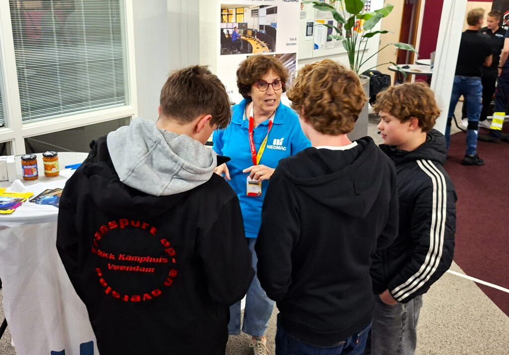Nedmag deelt kennis en praktijkervaring met leerlingen.