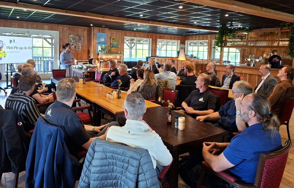Projectmanager Barbara Bakker presenteert de PIT-plannen voor de komende projectperiode.