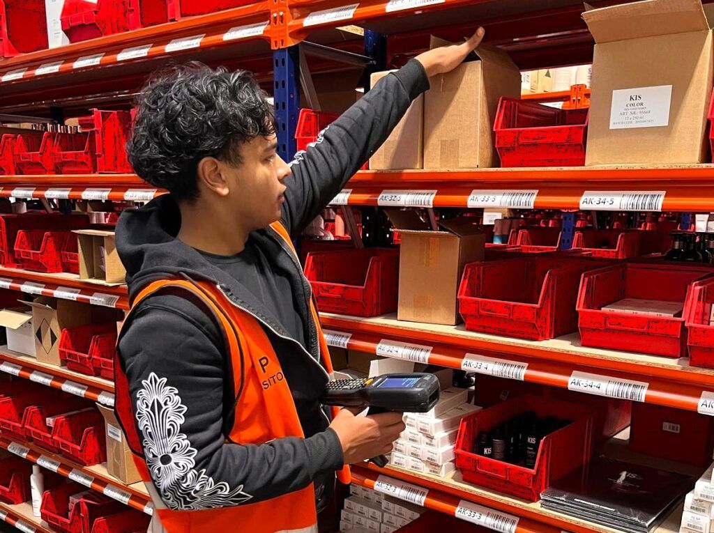 Leerling voert een orderpickopdracht uit tijdens het bezoek aan Oldenburger|Fritom.