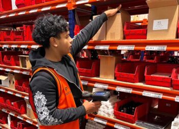 Leerling voert een orderpickopdracht uit tijdens het bezoek aan Oldenburger|Fritom.