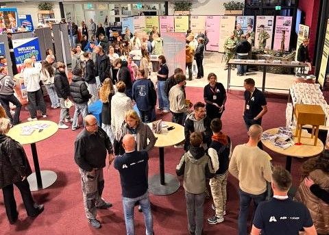 Drukbezocht Bedrijvenplein op de Informatiemarkt van Winkler Prins.